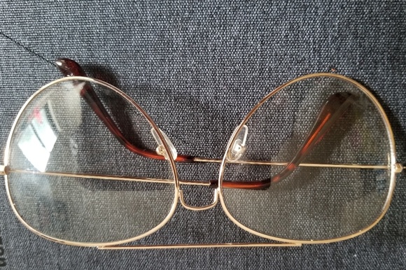 Clear Wide Frame glasses - Picture 2 of 3